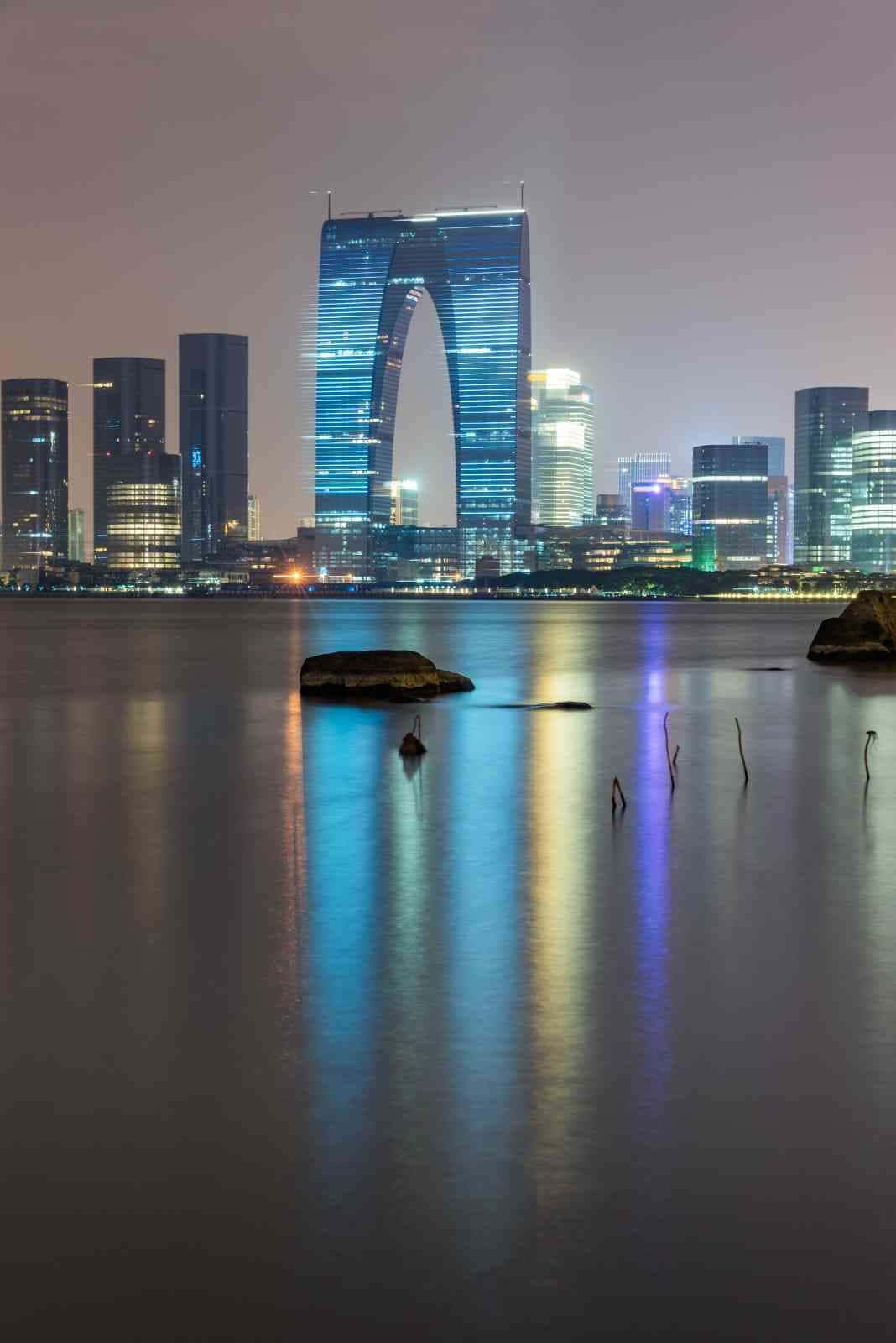Intricate lattice dome of the Louvre Abu Dhabi with filtered light
